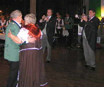 German Trumpets spielen zum Tanz des Schützenkönigspaars.