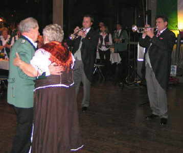 German Trumpets spielen zum Tanz des Schtzenknigspaars.