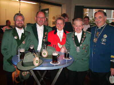 Frank Jüßen, Willi Rech und König Josef Fröndgen mit einer Vertreterin des Amazonen-Corps und eines Mitgliedes der Artillerie des Schützenvereins Düsseldorf-Oberbilk