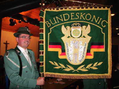 Ebenfalls anwesend der Bundeskönig. Hier der Standartenträger der Bundesstandarte beim Festakt