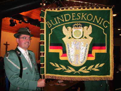 Ebenfalls anwesend der Bundesknig. Hier der Standartentrger der Bundesstandarte beim Festakt