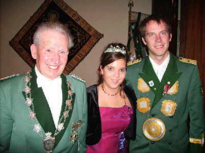 König Josef Fröndgen mit dem neuen Diözesankönigspaar Janina und Ingo Radermacher aus Heimerzheim.